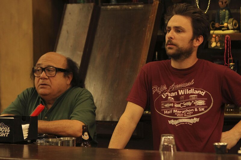 Frank Reynolds (Danny DeVito), Charlie Kelly (Charlie Day) – Bild: Bluebush Productions, LLC