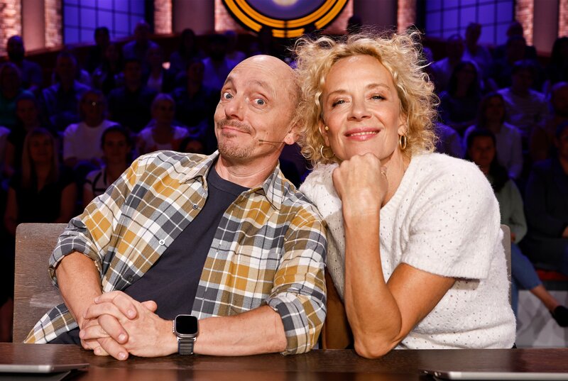 Rateteam-Kapitän Bernhard Hoëcker (l.) mit Schauspielerin, Sängerin und Autorin Katja Riemann (r.). – Bild: ARD/​NDR/​UFA SHOW & FACTUAL/​Morris Mac Matzen