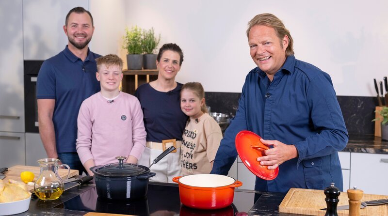 Schnelle, kinderleichte Rezepte kocht Björn Freitag (r) mit Patchworkfamilie Quinkert Böhmer. – Bild: WDR/​Solis TV/​Melanie Grande