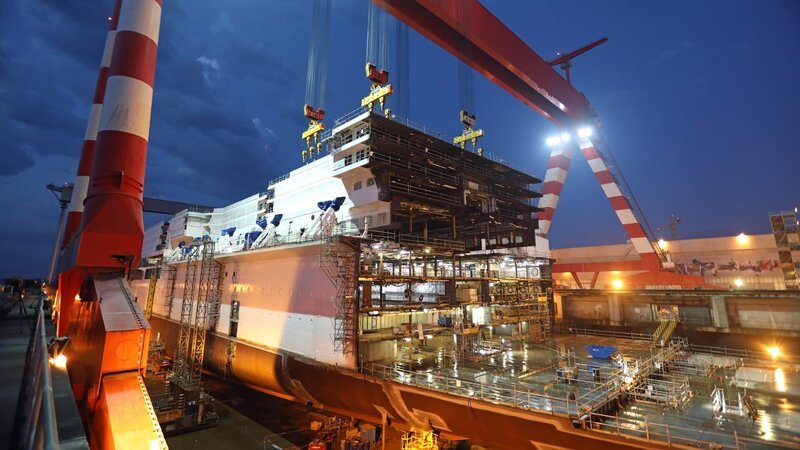 Das im Jahr 2017 fertig gestellter Kreuzfahrtschiff ist 315 Meter lang und 43 Meter breit. Es fährt unter der Flagge Panamas. – Bild: Windfall Films /​ WeltN24 GmbH