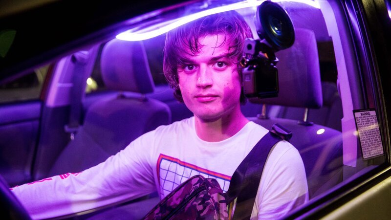 Die Sucht von Kurt (Joe Keery) nach mehr Klickzahlen schlägt in eine Obsession für den Internetstar Jessie um, die er zu stalken beginnt. – Bild: ZDF und Kathryn Miller, Rylan Perry