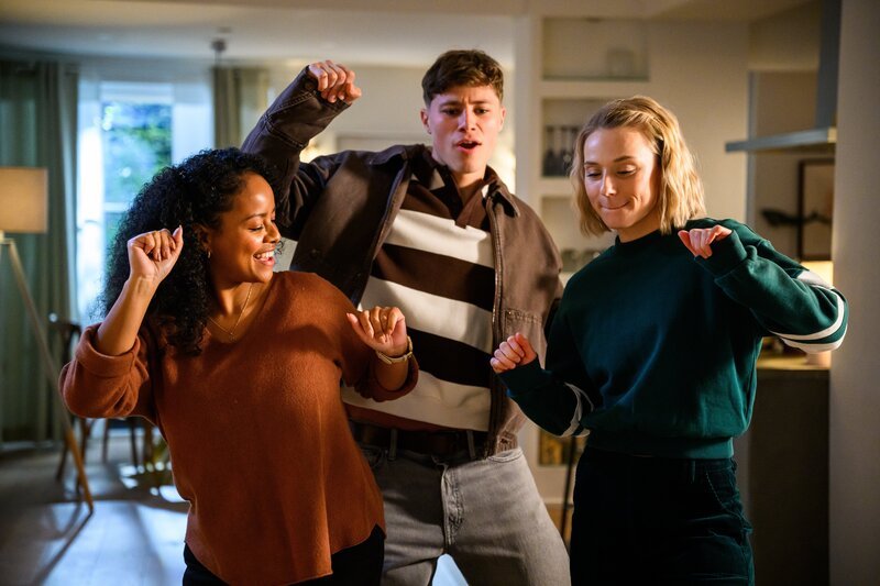 Zoe Breitner (Catherine Chikosi, l.), Ivo Bogdanovi? (Oscar Nadermann, M.) und Mia Kunze (Antonia Döring, r.) – Bild: ZDF und Willi Weber