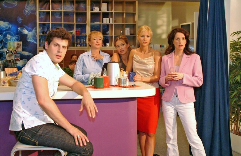 Fassungslos registrieren Rokko (Manuel Cortez, l.), Helga (Ulrike Mai, 2.v.l.), Hannah (Laura Osswald, M.), Sabrina (Nina-Friederike Gnädig, 2.v.r.) und Inka (Stefanie Höner, r.), wie Lisa sich verwandelt hat. – Bild: SAT.1 /​ Monika Schürle Eigenproduktionsbild frei