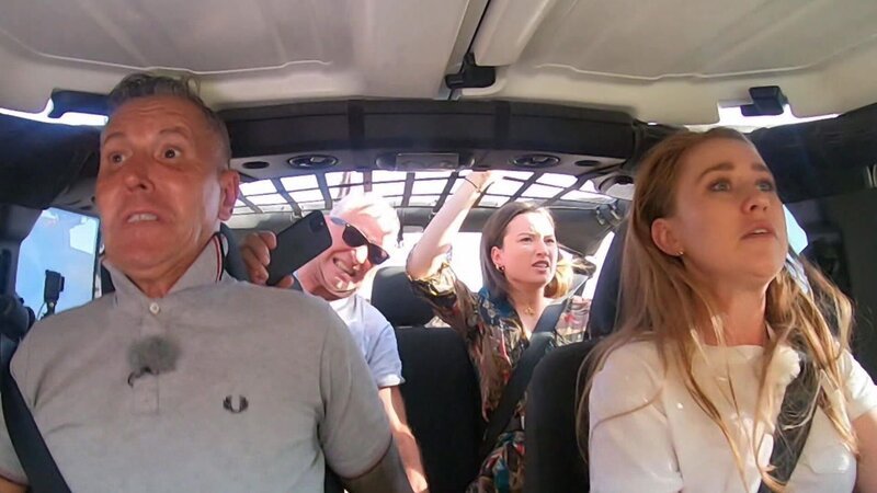 Karl (2.v.l.) explores the desert with his daughters Jacqueline (r.) and Paulina (2.v.r.). – Bild: DMAX