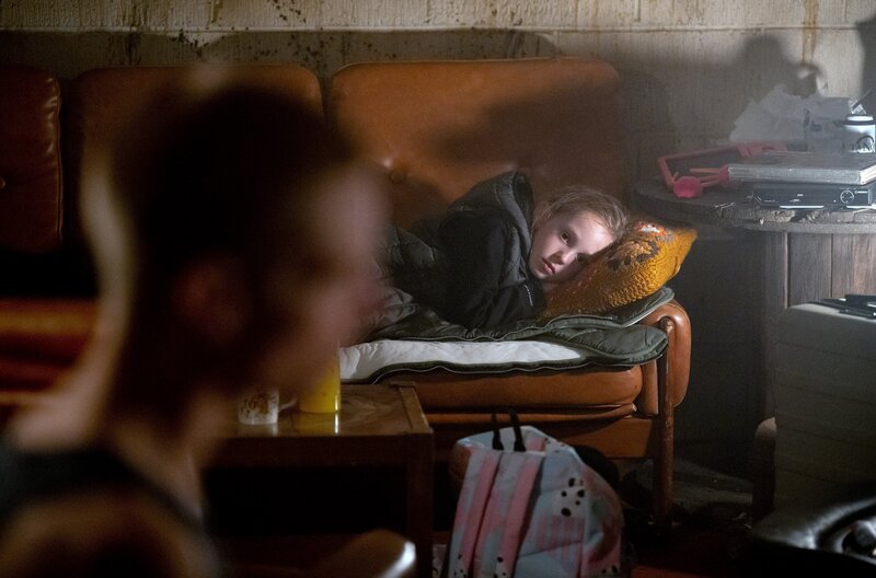 Die kleine Skye Brannon (Faith Delaney) wurde von ihrem Vater entführt – um sie zu retten, müssen Sarah und Lizzie zusammenarbeiten. – Bild: ITV