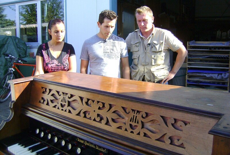 Trödelexperte Otto (re.) will Cüneyt und Gianna helfen, ein paar ihrer alten Sachen zu verkaufen. – Bild: RTL II