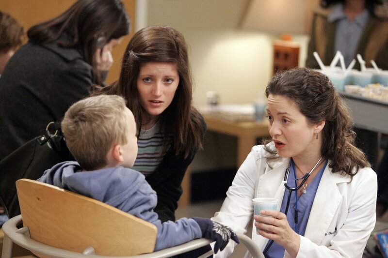 Kümmert sich um die Opfer des Fährunglücks: Sydney (Kali Rocha, r.) … – Bild: American Broadcasting Companies, Inc. /​ Craig Sjodin