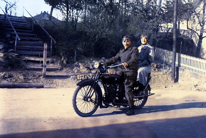 Pärchen mit Motorrad. – Bild: rbb/​Archiv Moosfilm