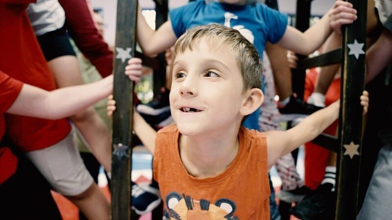 Julius (8 Jahre) bereitet sich im Zirkustraining auf die große Show vor. – Bild: ZDF/​Media Atelier GmbH