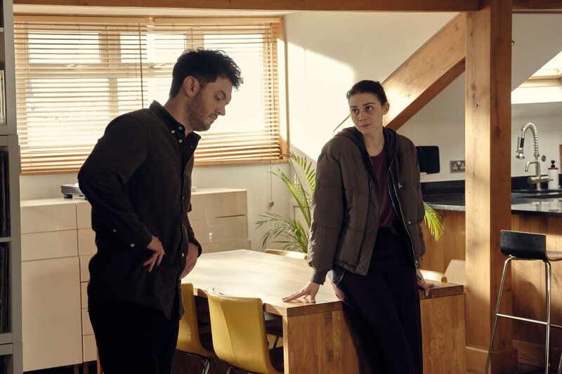 Der vom Dienst suspendierte DS Luke Nash (Kerr Logan) muss Ingrid Lewis (Emma Appleton) viele Fragen beantworten. – Bild: ZDF und Joss Barratt