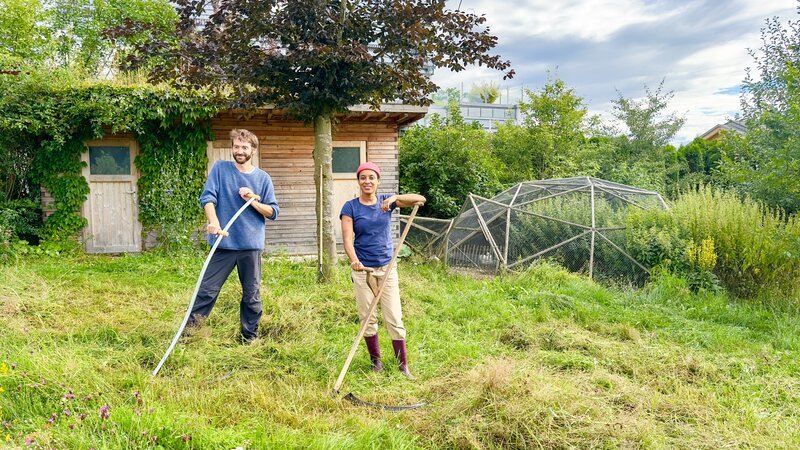 Pia und Andreas mähen das Gras besonders tierfreundlich: mit einer Sense. (Andreas Fleischmann). – Bild: BR/​TEXT+BILD Medienproduktion GmbH & Co. KG/​Katharina Brackmann