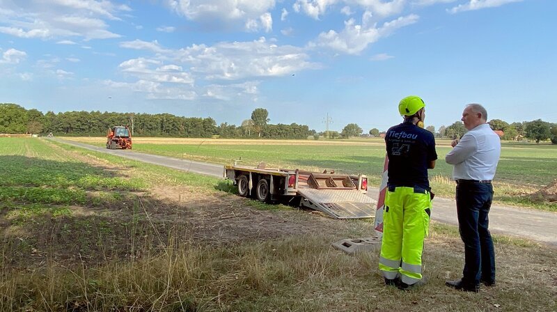 Glasfaserunternehmer Uwe Krabbe (r.) verschafft sich einen Überblick über die Ausbauarbeiten in Petershagen. – Bild: WDR/​Sina Klaus/​taglicht media GmbH