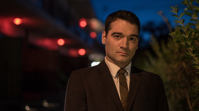 A detective looks forward. – Bild: LISA PETZ /​ Discovery Communications