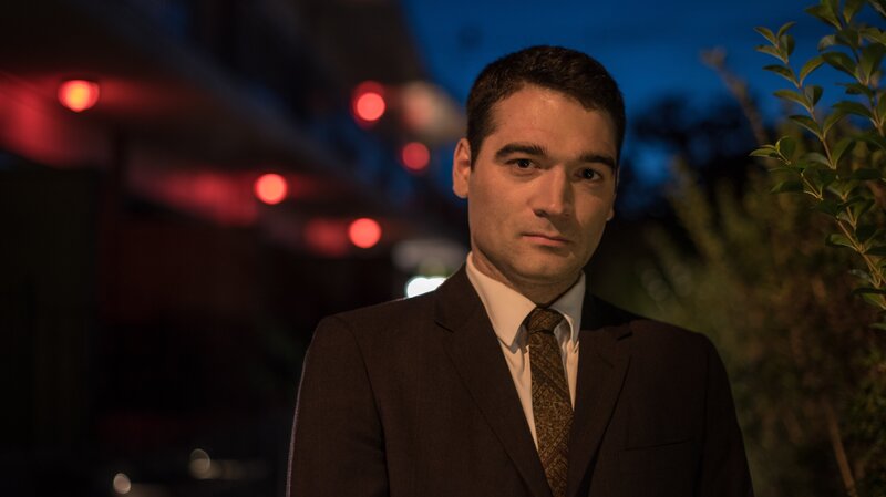 A detective looks forward. – Bild: LISA PETZ /​ Discovery Communications