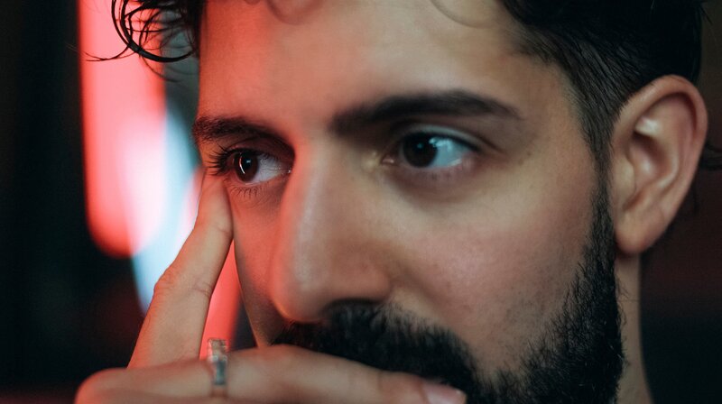 Über mehr als zwei Jahre hinweg produziert und mit über 30 Künstler*innen realisiert, erzählt die dreiteilige Doku-Serie „RuhrBeat – Die vergessene Rap-Story“ die Geschichte des Ruhrpott-Hip-Hop voller Höhen, Tiefen und unerzählter Kapitel. Portrait Aria Nejati, Head of Hip-Hop. – Bild: WDR/​nie und immer studios/​Sebastian André Wirsching