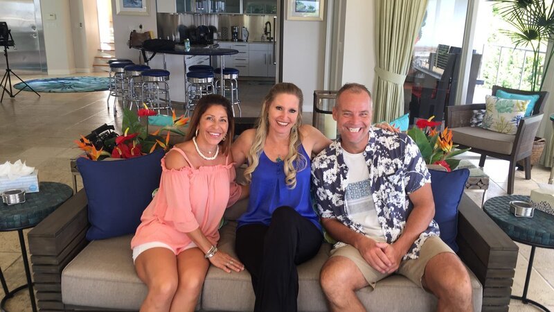 Interior, Clients Scott and Deborah with real estate agent Karen in livingroom of Villa Gwenn Property in St Thomas, USVI. As seen on HGTV’s Caribbean Life. – Bild: Scripps Networks, LLC. All Rights Reserved.