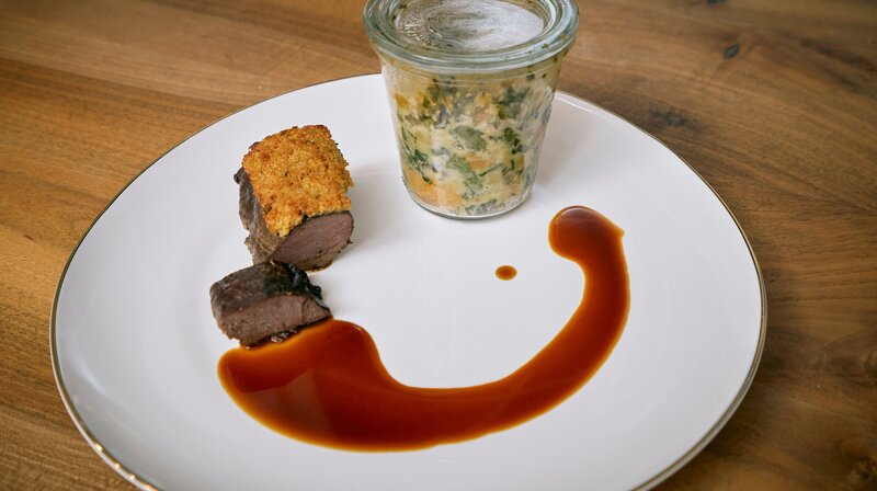 Die Hauptspeise von Zaneta Frankenfeld: Rehrücken mit Bucheckern-Kruste und Semmelknödel aus dem Glas. – Bild: NDR/​Michael Reithmeier