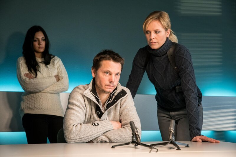 In der Vernehmung durch Olivia Fareedi (Nilam Farooq, l.) und Ina Zimmermann (Melanie Marschke, r.) verstrickt sich Falk Michel (Marek Harloff, M.) in Widersprüche. – Bild: ZDF /​ Uwe Frauendorf
