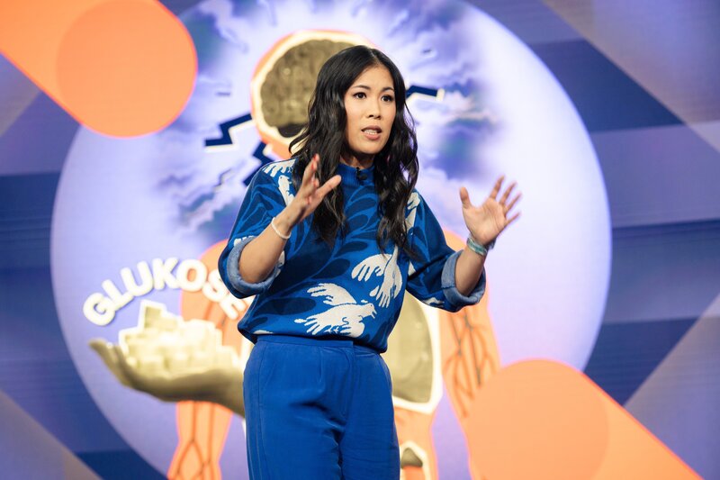 Bei Angst laufen mehrere Dinge gleichzeitig im Körper ab. Alles startet im Gehirn, das eine mögliche Gefahr wahrnimmt und die Ausschüttung von Stresshormonen auslöst. Es schickt zum Beispiel Signale an die Nebennieren, die wiederum die Stresshormone Adrenalin und Noradrenalin ausschütten. Und die aktivieren dann das sogenannte sympathische Nervensystem:  Der Herzschlag beschleunigt sich, die Muskeln ziehen sich zusammen und Blut gelangt vermehrt in Richtung der großen Muskeln wie den Arm- und Beinmmuskeln. Gleichzeitig wird die Atmung schneller, so kann der Körper mehr Sauerstoff aufnehmen. Die Leber stellt mehr Glukose zur Verfügung für schnelle Energiezufuhr. Auch die gesamte Wahrnehmung ist im Alarmmodus, die Augen sind weit aufgerissen, die Pupillen geweitet. Dafür werden andere körperliche Systeme heruntergefahren: Die Verdauung lässt nach, auch das Immunsystem wird gedämpft. – Bild: ZDF und Ben Knabe