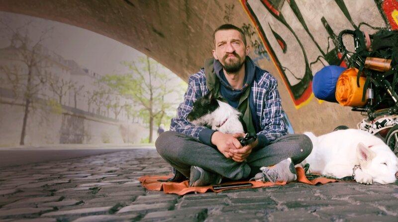 Enrico und seine Hunde Flummi und Luna. – Bild: HR/​Pressestelle