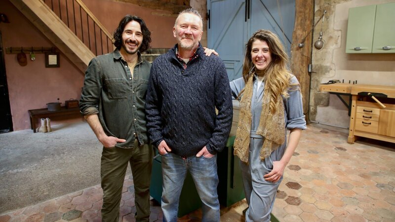 Ian Figueira, Daphne Reckert and Tony Raggett in the Artist Studio, as seen on Castle Impossible, Season 1. – Bild: Warner Bros. Discovery, Inc. or its subsidiaries and affiliates /​ Paul Thompson