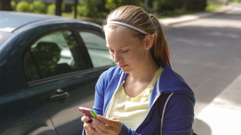 Autumn on her phone. – Bild: Discovery Communications