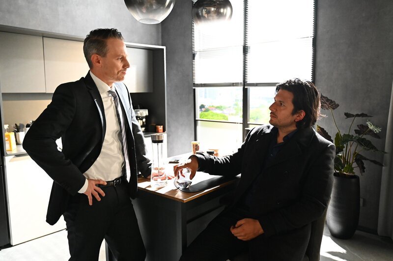 Maximilian (Francisco Medina, r.) wünscht sich vor Kilian (Marc Dumitru) Anerkennung von Simone. – Bild: RTL /​ Julia Feldhagen /​ Schmerzhafte Entscheidung