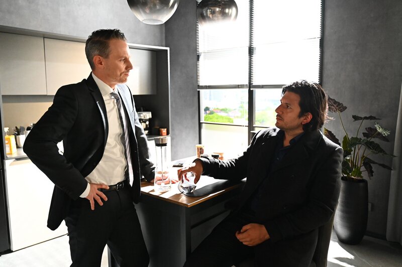 Maximilian (Francisco Medina, r.) wünscht sich vor Kilian (Marc Dumitru) Anerkennung von Simone. – Bild: RTL /​ Julia Feldhagen /​ Schmerzhafte Entscheidung