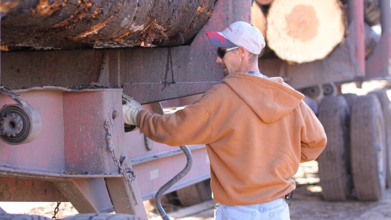 EJ prepping his truck for hauling a load. – Bild: Discovery Channel