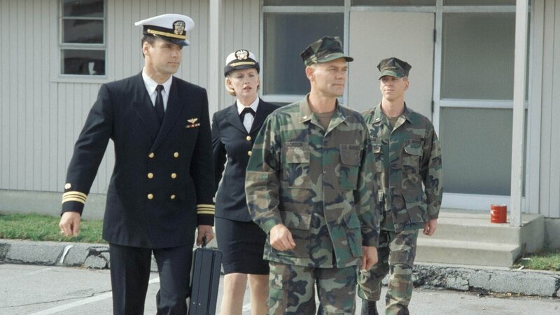 V.l.: Harmon Rabb, Jr. (David James Elliott), Meg Austin (Tracy Needham), Colonel Gordon (Christopher Murray), – Bild: RTL /​ 2018 CBS Studios Inc.