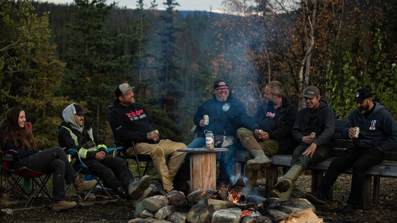 Ness crew all gathered around fire pit for gold weigh – Bild: Warner Bros. Discovery, Inc. or its subsidiaries and affiliates