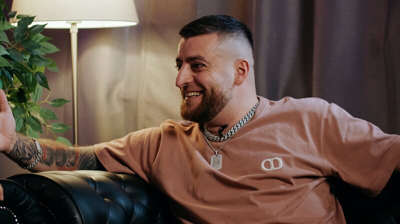 Über mehr als zwei Jahre hinweg produziert und mit über 30 Künstler*innen realisiert, erzählt die dreiteilige Doku-Serie „RuhrBeat – Die vergessene Rap-Story“ die Geschichte des Ruhrpott-Hip-Hop voller Höhen, Tiefen und unerzählter Kapitel. Der Rapper KC Rebell erzählt von der Neuen Pott Bewegung. – Bild: WDR/​nie und immer studios/​Sebastian André Wirsching