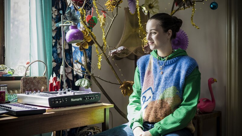 Tinka (Josephine Chavarria Højbjerg) freut sich auf die Party im Studentenwohnheim. – Bild: BR/​TV 2 Denmark/​Cosmo Film