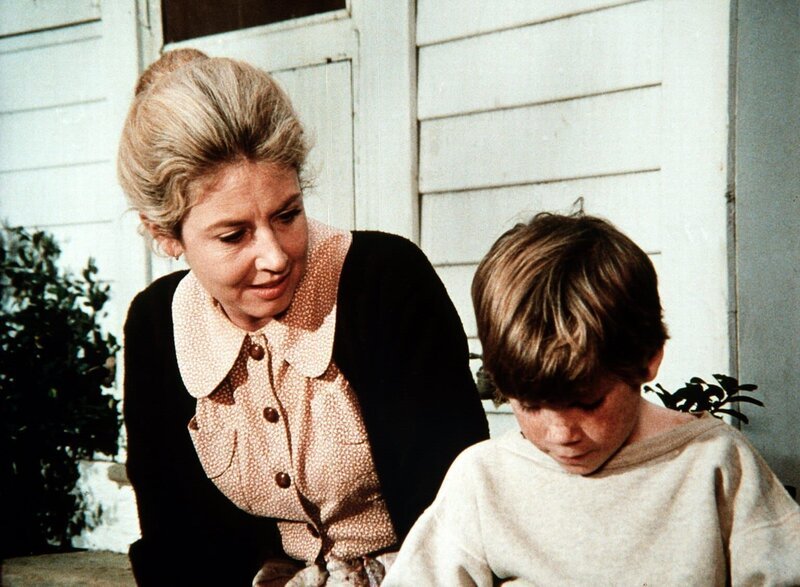 Olivia (Michael Learned, l.) versucht herauszufinden, warum ihr Feriengast, der Waisenjunge Stevie (Tiger Williams, r.), sich nicht bei ihnen wohlfühlt. – Bild: Sat.1 Gold