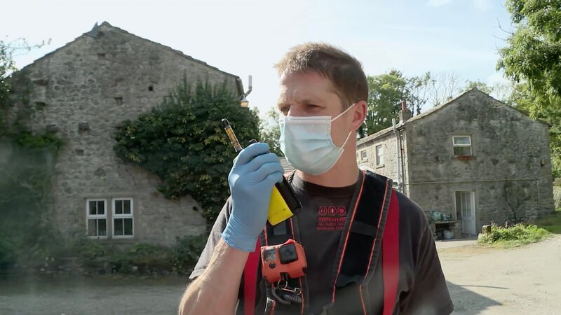 On scene, Andy Crow talks into his walkie talkie to coordinate taking the patient to the hospital – Bild: Really /​ Discover Images /​ Discovery, Inc.