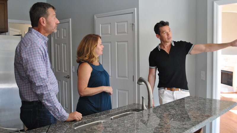 David Bromstad and winners during the tour on HGTV’s My Lottery Dream Home – Bild: HGTV/​Scripps Networks, LLC.