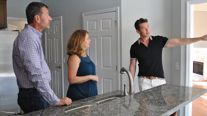 David Bromstad and winners during the tour on HGTV’s My Lottery Dream Home – Bild: HGTV/​Scripps Networks, LLC.