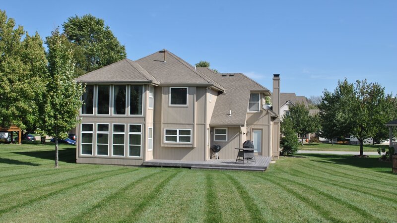 Außen-, Hinterhof-, Garten- und Landschaftsaufnahme des Heldentraumhauses – Bild: HGTV/​Scripps Networks, LLC.