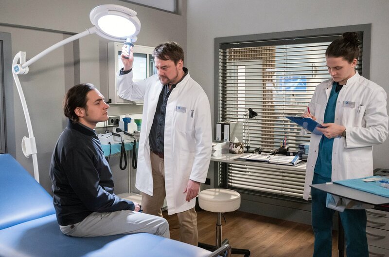 Dr. Marc Lindner untersucht gemeinsam mit Tom Zondek den Patienten Torsten Kars. – Bild: ARD/​Jens Ulrich Koch