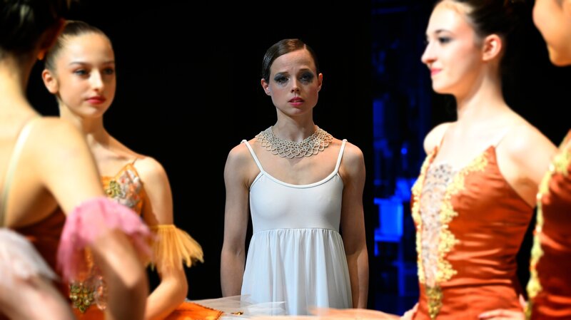 Tänzerin Rebecca Bennet (Lisa Pavlov) wartet auf ihren Auftritt – ohne zu ahnen, dass es ihr letzter sein wird. – Bild: ZDF und Christiane Pausch