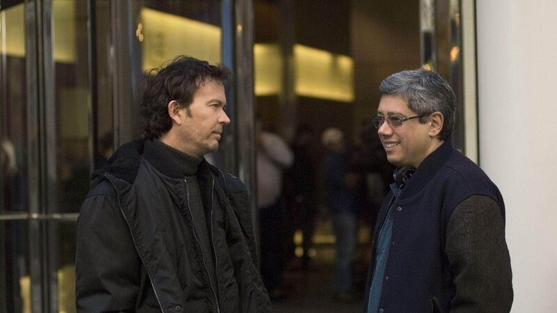 Timothy Hutton (l.) und Dean Devlin. Die Verwendung des sendungsbezogenen Materials ist nur mit dem Hinweis und Verlinkung auf RTL+ gestattet. – Bild: RTL Deutschland
