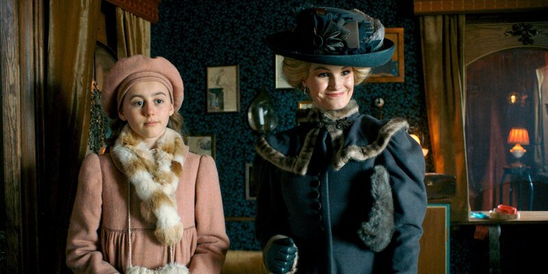 Lobelia (Andréa Othilie H. Wilhelmsen-Grøtnes) mit Mama Erle Butenschøn. – Bild: WDR/​Odd Reinhardt Nicolaysen/​Magnus Flåto/​Monster