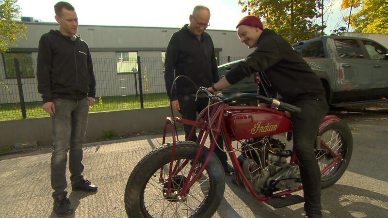 Karl Geiger(2.v.l.) and mechanic Basti next to an Indian built in 1923 and the owner. – Bild: DMAX
