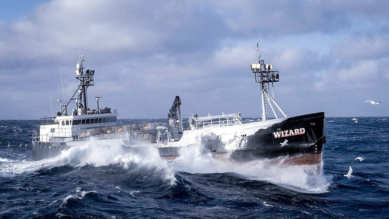 Wide shot F/​V Wizard at sea, ice covered rail – Bild: Warner Bros. Discovery, Inc. or its subsidiaries and affiliates