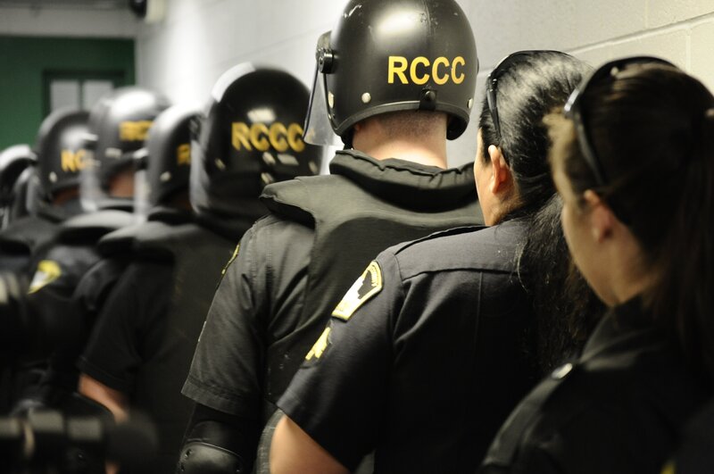 Sacramento, California: Deputies preparing for a shakedwn in a pod. – Bild: National Geographic Channels
