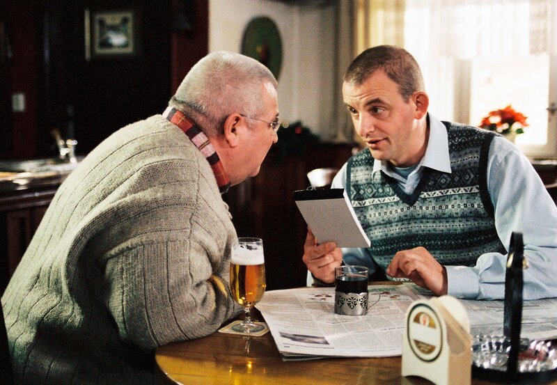 Krause (Horst Krause) hört sich an, wie Forstarbeiter Liebmann (Dominique Horwitz, re.) seine Heiratsanzeige abfassen will. – Bild: rbb/​Conny Klein