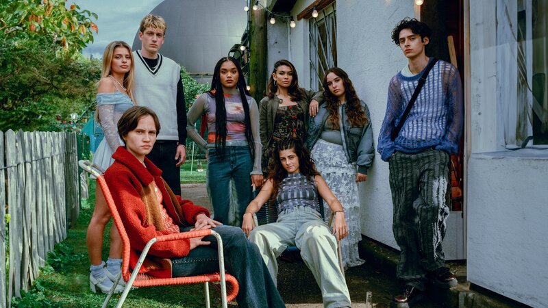 Drehstartfoto Euphorie v.l.: Sophia (Luna Jordan), Lilly (Renée Gerschke), Basti (Kosmas Schmidt), Ali (Sira-Anna Faal), Mila (Derya Akyol), Chiara (Vanessa Velemir Diaz), Leyla (Dilara Aylin Ziem), Jannis (Eren M. Güvercin) – Bild: RTL /​ Zeitsprung /​ Nirén Mahajan