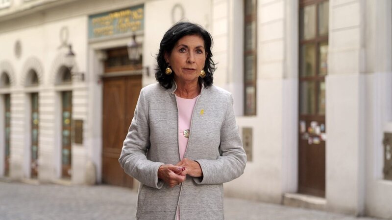 Danielle Spera präsentiert das Jüdische Wien durch die Jahrhunderte bis zur Gegenwart – mit vielen persönlichen Einblicken. – Bild: Neulandfilm /​ ORF