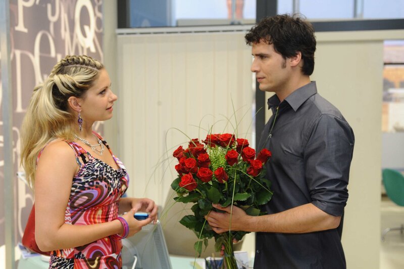 Mia (Josephine Schmidt, l.) lässt Alexanders (Paul Grasshoff, r.) heimliche Hoffnungen platzen. – Bild: SAT.1 /​ Oliver Ziebe