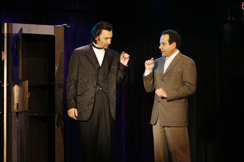 Für seinen neuesten Auftrag begibt sich Monk (Tony Shalhoub, re.) auf die Bühne des Zauberers Torini (Steve Valentine), dem Monk einen Mord nachweisen will. – Bild: RTLplus /​ Universal